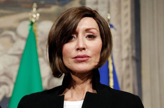 Ministra con la Parrucca: Un Simbolo di Libertà e Inclusione