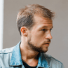 Capelli fini uomo: cause, tagli e soluzioni per ritrovare volume