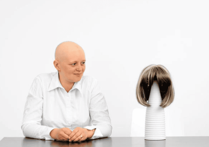 Una-donna-calva-guarda-una-parrucca