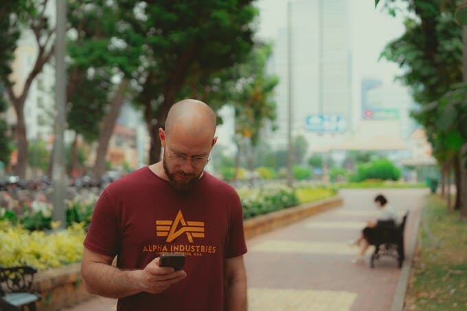 uomo calvo con cellulare