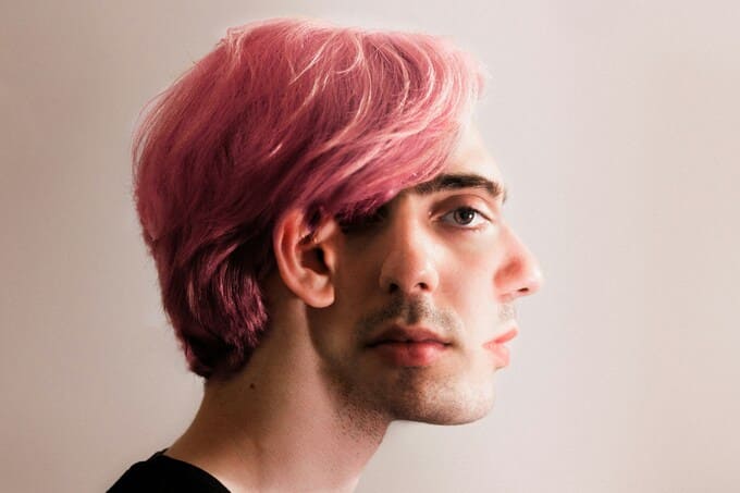 uomo con toupet rosa