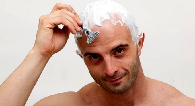 uomo_si_rade_capelli