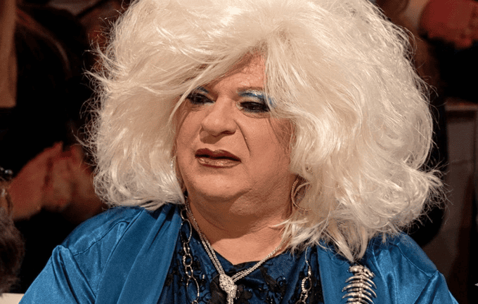 Platinette con parrucca biondo platino in televisione