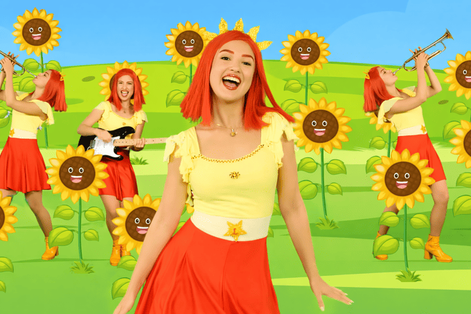 Lucilla con parrucca rossa in un campo di girasoli