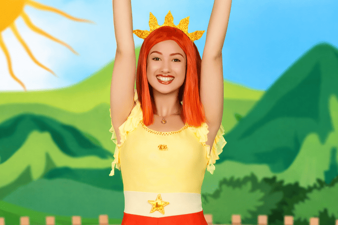 Lucilla porta una parrucca rossa