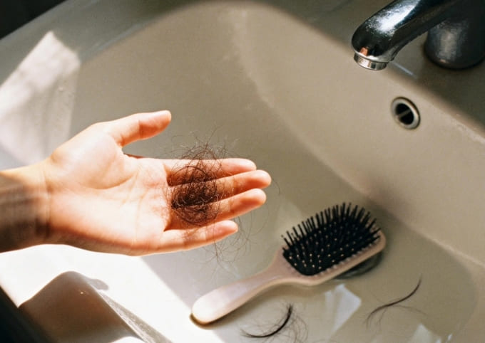 Come raccogliere e confrontare i capelli persi per usare la scala visiva dello shedding