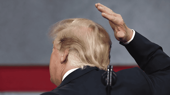 Riporto capelli sollevato dal vento che rivela la calvizie al vertice della testa