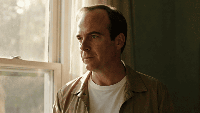 Uomo adulto con lieve diradamento dei capelli in un ambiente quotidiano