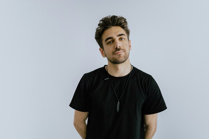 uomo-giovane-con-patch-cutanea