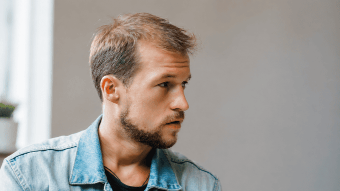 Uomo con capelli fini e volume naturale