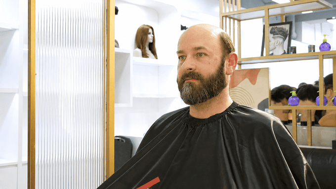 Capelli finti uomo prima: John in salone prima dell'applicazione della protesi Quanta Lordhair