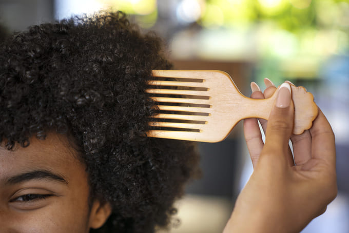 Pettine a denti larghi utilizzato per districare capelli ricci annodati