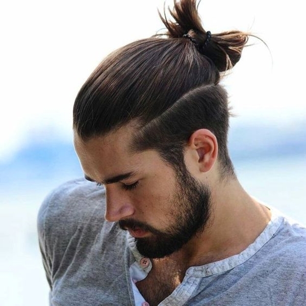 Capelli uomini col codino