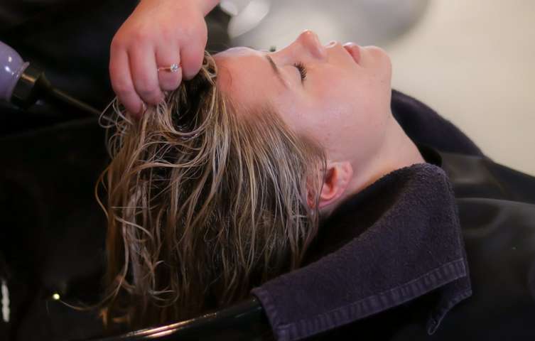 Rimedi facili contro la caduta dei capelli - lavarli