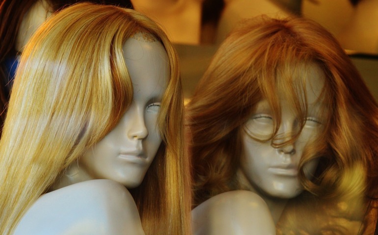 Parrucca in capelli sintetici