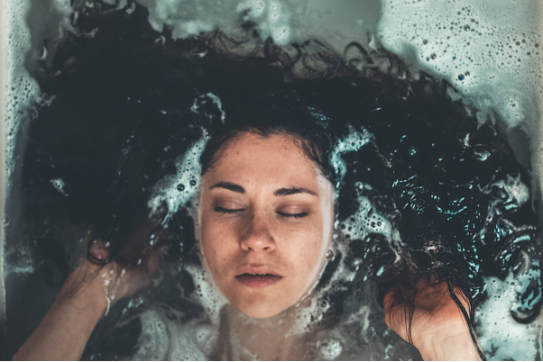 Sciacquare i capelli in acqua fresca