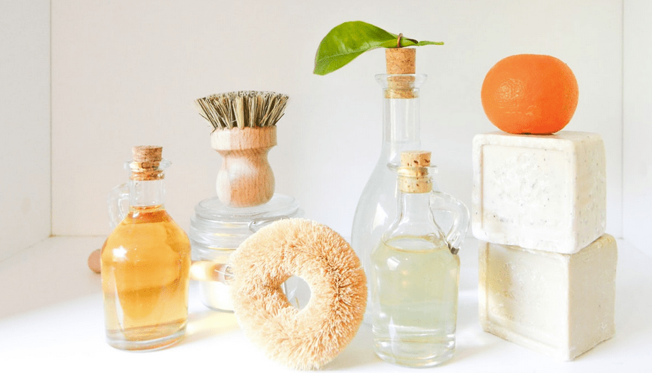 Balsamo e shampoo sulla parrucca in capelli veri